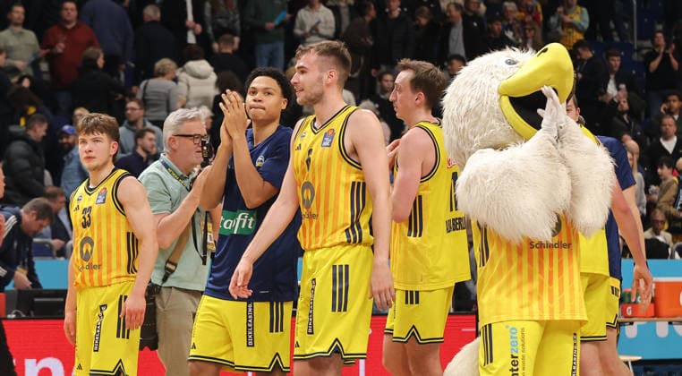Alba team cheers after the end of the game Joy Emotion Cheers Sport Basketball BBL Bundesliga Men 1 Matchday Season 2025 2026 29 12 2025 ALBA Berlin vs MHP Riesen Ludwigsburg