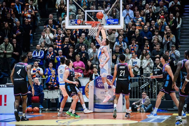 easycredit BBL Basketball Bundesliga 2025 2026 13. Spieltag 29.12.2025 Science City Jena vs Telekom Baskets Bonn Mitte: Joe Wieskamp (Jena) mit dem Korbleger Sparkassen Arena