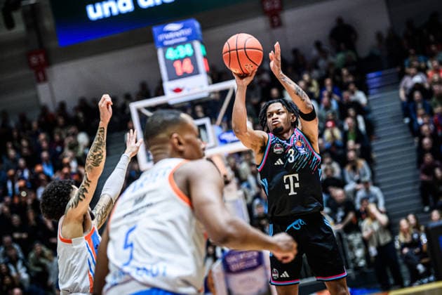 easycredit BBL Basketball Bundesliga 2025 2026 13. Spieltag 29.12.2025 Science City Jena vs Telekom Baskets Bonn Zach Cooks (Bonn) beim Wurf Sparkassen Arena