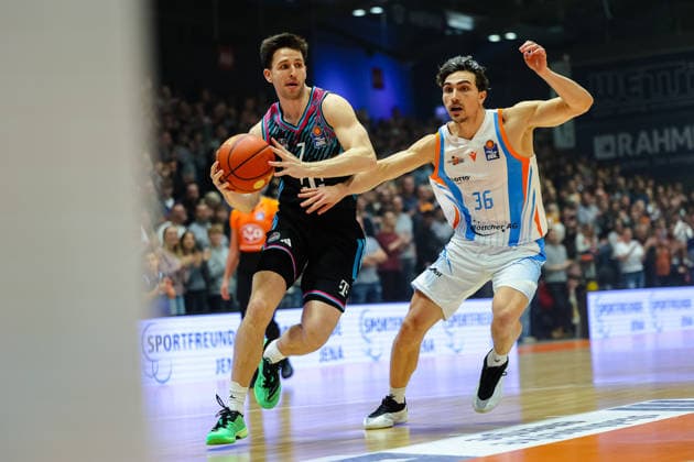 Grayson Murphy Telekom Baskets Bonn, 07 on the ball, duel, duel, fight against Kristofer Krause Science City Jena, 36 , Science City Jena vs Telekom Baskets Bonn, Basketball, easycredit Basketball Bundesliga, Matchday 13, Season 2025 2026, 29 12 2025, Science City Jena vs Telekom Baskets Bonn, Basketball, easycredit Basketball Bundesliga, Matchday 13, Season 2025 2026, 29 12 2025 Jena Copyright: xEibner-Pressefoto LauraxRoemerx EP_LRR