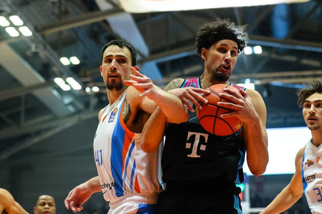 Michael Kessens Telekom Baskets Bonn, 06 on the ball, duel, duel, fight against Alex Herrera Science City Jena, 41 , Science City Jena vs Telekom Baskets Bonn, Basketball, easycredit Basketball Bundesliga, Matchday 13, Season 2025 2026, 29 12 2025, Science City Jena vs Telekom Baskets Bonn, Basketball, easycredit Basketball Bundesliga, Matchday 13, Season 2025 2026, 29 12 2025 Jena Copyright: xEibner-Pressefoto LauraxRoemerx EP_LRR