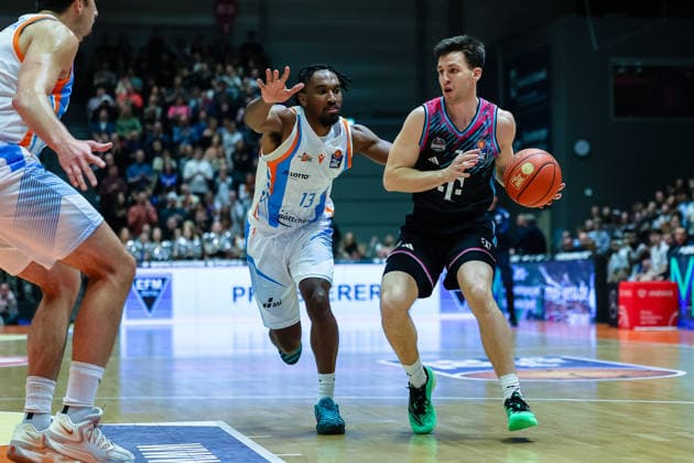 Grayson Murphy Telekom Baskets Bonn, 07 on the ball, duel, duel, fight against Keith Braxton Jr Science City Jena, 13 , Science City Jena vs Telekom Baskets Bonn, Basketball, easycredit Basketball Bundesliga, 13 Matchday, Season 2025 2026, 29 12 2025, Science City Jena vs Telekom Baskets Bonn, Basketball, easycredit Basketball Bundesliga, 13 Matchday, Season 2025 2026, 29 12 2025 Jena Copyright: xEibner-Pressefoto LauraxRoemerx EP_LRR