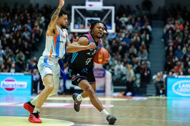 Zachery Cooks Telekom Baskets Bonn, 03 on the ball, prevails against Tavian Dunn Martin Science City Jena, 00 , Science City Jena vs Telekom Baskets Bonn, Basketball, easycredit Basketball Bundesliga, Matchday 13, Season 2025 2026, 29 12 2025, Science City Jena vs Telekom Baskets Bonn, Basketball, easycredit Basketball Bundesliga, Matchday 13, Season 2025 2026, 29 12 2025 Jena Copyright: xEibner-Pressefoto LauraxRoemerx EP_LRR