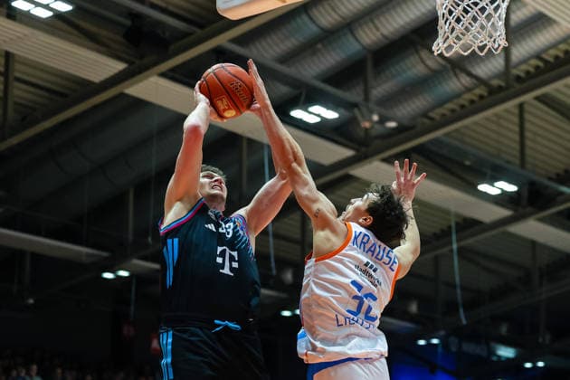 Patrick Heckmann Telekom Baskets Bonn, 33 with ball at the basket, duel, duel, fight with Kristofer Krause Science City Jena, 36 , Science City Jena vs Telekom Baskets Bonn, Basketball, easycredit Basketball Bundesliga, 13 Matchday, Season 2025 2026, 29 12 2025, Science City Jena vs Telekom Baskets Bonn, Basketball, easycredit Basketball Bundesliga, 13 Matchday, Season 2025 2026, 29 12 2025 Jena Copyright: xEibner-Pressefoto LauraxRoemerx EP_LRR