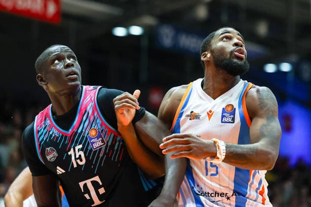 Kur Jongkuch Telekom Baskets Bonn, 15 duel, duel, fight Naz Bohannon Science City Jena, 15 , Science City Jena vs Telekom Baskets Bonn, Basketball, easycredit Basketball Bundesliga, 13 Matchday, Season 2025 2026, 29 12 2025, Science City Jena vs Telekom Baskets Bonn, Basketball, easycredit Basketball Bundesliga, 13 Matchday, Season 2025 2026, 29 12 2025 Jena Copyright: xEibner-Pressefoto LauraxRoemerx EP_LRR
