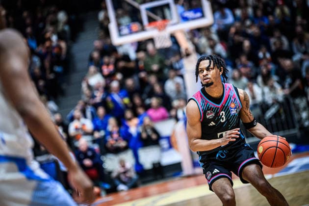 easycredit BBL Basketball Bundesliga 2025 2026 13 Matchday 29 12 2025 Science City Jena vs Telekom Baskets Bonn Zach Cooks Bonn on the ball Sparkassen Arena