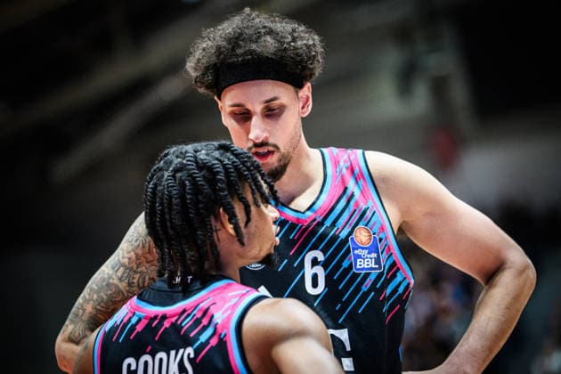 easycredit BBL Basketball Bundesliga 2025 2026 13 Matchday 29 12 2025 Science City Jena vs Telekom Baskets Bonn Teammates in exchange Michael Kessens and Zach Cooks, Bonn Sparkassen Arena