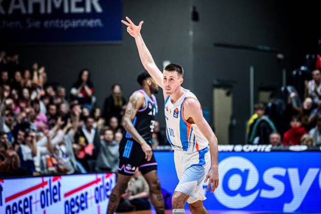 easycredit BBL Basketball Bundesliga 2025 2026 13 Matchday 29 12 2025 Science City Jena vs Telekom Baskets Bonn Joe Wieskampf Jena celebrates a 3-pointer, 3 fingers in the air Sparkassen Arena