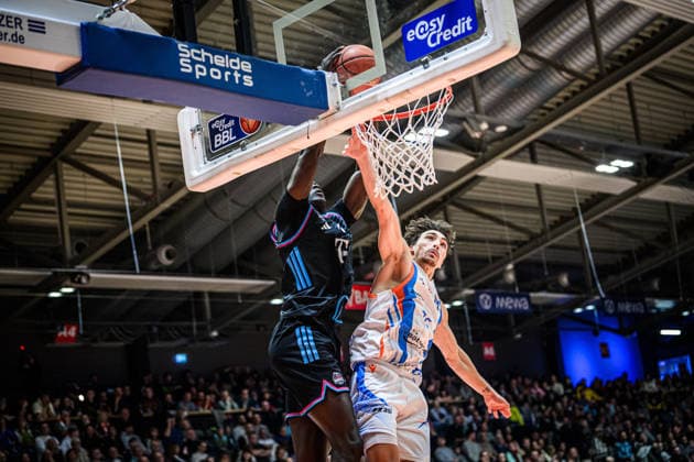 easycredit BBL Basketball Bundesliga 2025 2026 13 Matchday 29 12 2025 Science City Jena vs Telekom Baskets Bonn v li Dunkt Kur Jongkuch Bonn via Kristofer Krause Sparkassen Arena