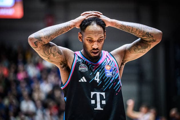 easycredit BBL Basketball Bundesliga 2025 2026 13 Matchday 29 12 2025 Science City Jena vs Telekom Baskets Bonn Jeff Garrett Jr Bonn Hands above head, Portrait, Sparkassen Arena