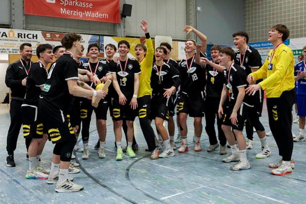 Lennart Koesters Germany , national coach Erik Wudtke Germany , Kim Hueter Germany , Torhueter Tjorven Knackstedt Germany , Piet Hahn Germany , Finn Meissner Germany , Julius Poethke Germany , Jasper Anschuetz Germany , Mats Brigzinsky Germany , Tim Bennet Thielicke Germany , Kalle Gaugisch Germany , Elvis Ernesto Kretzschmar Germany , Leo Nowak Germany , Friedrich Henselek Germany , Finn Schultz Germany , Leonard Volk Germany , Moritz Detlefsen Germany and Anton Hahn Germany cheer, Merzig Cup Final, Germany vs Iceland, Thiels Park Sporthalle on December 29, 2025 in Merzig, Germany Photo by Marco Steinbrenner DeFodi Images Lennart Koesters Germany , National coach Erik Wudtke Germany , Kim Hueter Germany , Torhueter Tjorven Knackstedt Germany , Piet Hahn Germany , Finn Meissner Germany , Julius Poethke Germany , Jasper Anschuetz Germany , Mats Brigzinsky Germany , Tim Bennet Thielicke Germany , Kalle Gaugisch Germany , Elvis Ernesto Kretzschmar Germany , Leo Nowak Germany , Friedrich Henselek Germany , Finn Schultz Germany , Leonard Volk Germany , Moritz Detlefsen Germany and Anton Hahn Germany cheer, Merzig Cup Final, Germany vs Iceland, Thiels Park Sporthalle, December 29, 2025 in Merzig, Germany Photo by Marco Steinbrenner DeFodi Images