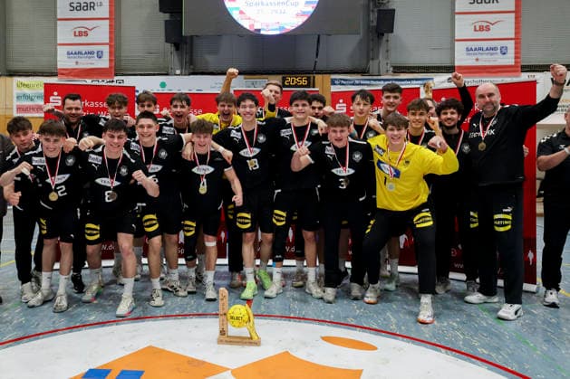 Lennart Koesters Germany , national coach Erik Wudtke Germany , Kim Hueter Germany , Torhueter Tjorven Knackstedt Germany , Piet Hahn Germany , Finn Meissner Germany , Julius Poethke Germany , Jasper Anschuetz Germany , Mats Brigzinsky Germany , Tim Bennet Thielicke Germany , Kalle Gaugisch Germany , Elvis Ernesto Kretzschmar Germany , Leo Nowak Germany , Friedrich Henselek Germany , Finn Schultz Germany , Leonard Volk Germany , Moritz Detlefsen Germany and Anton Hahn Germany cheer, Merzig Cup Final, Germany vs Iceland, Thiels Park Sporthalle on December 29, 2025 in Merzig, Germany Photo by Marco Steinbrenner DeFodi Images Lennart Koesters Germany , National coach Erik Wudtke Germany , Kim Hueter Germany , Torhueter Tjorven Knackstedt Germany , Piet Hahn Germany , Finn Meissner Germany , Julius Poethke Germany , Jasper Anschuetz Germany , Mats Brigzinsky Germany , Tim Bennet Thielicke Germany , Kalle Gaugisch Germany , Elvis Ernesto Kretzschmar Germany , Leo Nowak Germany , Friedrich Henselek Germany , Finn Schultz Germany , Leonard Volk Germany , Moritz Detlefsen Germany and Anton Hahn Germany cheer, Merzig Cup Final, Germany vs Iceland, Thiels Park Sporthalle, December 29, 2025 in Merzig, Germany Photo by Marco Steinbrenner DeFodi Images