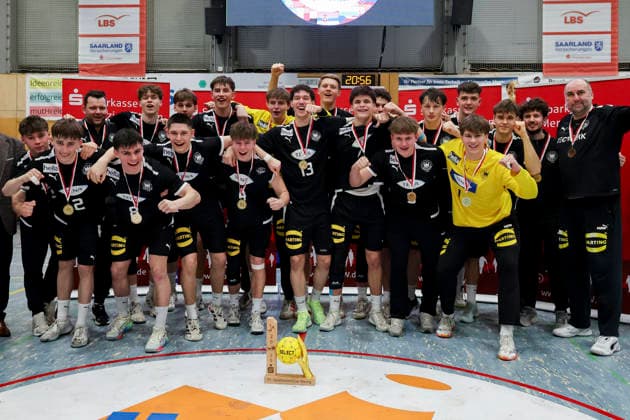 Lennart Koesters Germany , national coach Erik Wudtke Germany , Kim Hueter Germany , Torhueter Tjorven Knackstedt Germany , Piet Hahn Germany , Finn Meissner Germany , Julius Poethke Germany , Jasper Anschuetz Germany , Mats Brigzinsky Germany , Tim Bennet Thielicke Germany , Kalle Gaugisch Germany , Elvis Ernesto Kretzschmar Germany , Leo Nowak Germany , Friedrich Henselek Germany , Finn Schultz Germany , Leonard Volk Germany , Moritz Detlefsen Germany and Anton Hahn Germany cheer, Merzig Cup Final, Germany vs Iceland, Thiels Park Sporthalle on December 29, 2025 in Merzig, Germany Photo by Marco Steinbrenner DeFodi Images Lennart Koesters Germany , National coach Erik Wudtke Germany , Kim Hueter Germany , Torhueter Tjorven Knackstedt Germany , Piet Hahn Germany , Finn Meissner Germany , Julius Poethke Germany , Jasper Anschuetz Germany , Mats Brigzinsky Germany , Tim Bennet Thielicke Germany , Kalle Gaugisch Germany , Elvis Ernesto Kretzschmar Germany , Leo Nowak Germany , Friedrich Henselek Germany , Finn Schultz Germany , Leonard Volk Germany , Moritz Detlefsen Germany and Anton Hahn Germany cheer, Merzig Cup Final, Germany vs Iceland, Thiels Park Sporthalle, December 29, 2025 in Merzig, Germany Photo by Marco Steinbrenner DeFodi Images