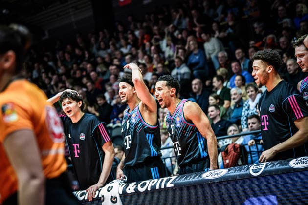 easycredit BBL Basketball Bundesliga 2025 2026 13 Matchday 29 12 2025 Science City Jena vs Telekom Baskets Bonn Cheers from the Bonn players on the bench after a successful Joel Aminu dunk in the center of Sparkassen Arena