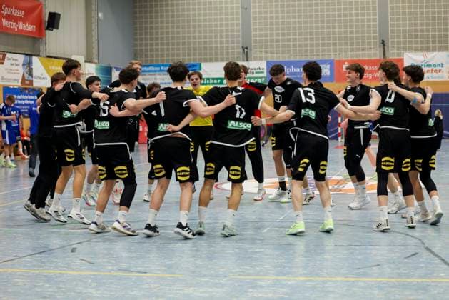 Lennart Koesters Germany , national coach Erik Wudtke Germany , Kim Hueter Germany , Torhueter Tjorven Knackstedt Germany , Piet Hahn Germany , Finn Meissner Germany , Julius Poethke Germany , Jasper Anschuetz Germany , Mats Brigzinsky Germany , Tim Bennet Thielicke Germany , Kalle Gaugisch Germany , Elvis Ernesto Kretzschmar Germany , Leo Nowak Germany , Friedrich Henselek Germany , Finn Schultz Germany , Leonard Volk Germany , Moritz Detlefsen Germany and Anton Hahn Germany cheer, Merzig Cup Final, Germany vs Iceland, Thiels Park Sporthalle on December 29, 2025 in Merzig, Germany Photo by Marco Steinbrenner DeFodi Images Lennart Koesters Germany , National coach Erik Wudtke Germany , Kim Hueter Germany , Torhueter Tjorven Knackstedt Germany , Piet Hahn Germany , Finn Meissner Germany , Julius Poethke Germany , Jasper Anschuetz Germany , Mats Brigzinsky Germany , Tim Bennet Thielicke Germany , Kalle Gaugisch Germany , Elvis Ernesto Kretzschmar Germany , Leo Nowak Germany , Friedrich Henselek Germany , Finn Schultz Germany , Leonard Volk Germany , Moritz Detlefsen Germany and Anton Hahn Germany cheer, Merzig Cup Final, Germany vs Iceland, Thiels Park Sporthalle, December 29, 2025 in Merzig, Germany Photo by Marco Steinbrenner DeFodi Images