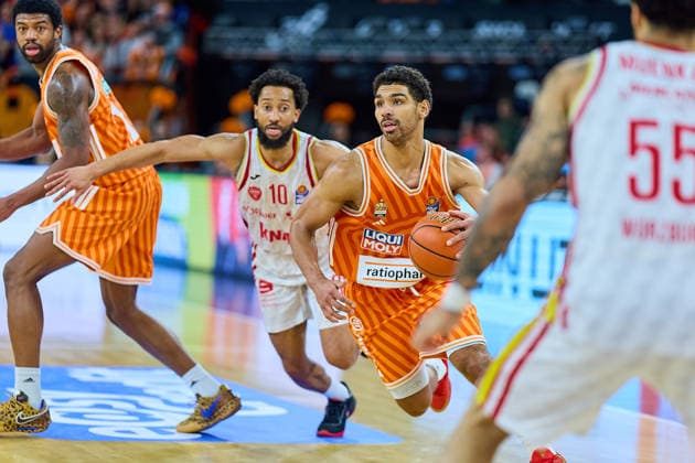 duel, duel between Davion Mintz Fitness First Wuerzburg Baskets, 10 and Mark Smith ratiopharm ulm, 13 GER, ratiopharm ulm vs Fitness First Wuerzburg Baskets, Basketball, 13 Matchday, EasyCredit Bundesliga, Season 2025 2026, 29 12 2025 GER, ratiopharm ulm vs Fitness First Wuerzburg Baskets, Basketball, 13 Matchday, EasyCredit Bundesliga, Season 2025 2026, 29 12 2025 New Ulm Copyright: xEibner-Pressefoto GeraldxOelze-dexStoppanyx EP_ODS