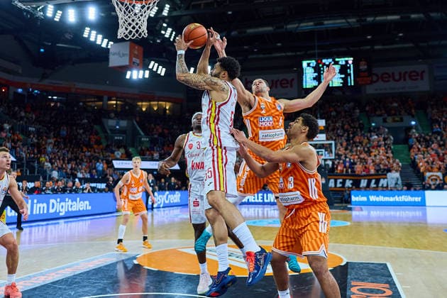 David Muenkat Fitness First Wuerzburg Baskets, 55 , Christopher Ledlum ratiopharm ulm, 04 , Mark Smith ratiopharm ulm, 13 GER, ratiopharm ulm vs Fitness First Wuerzburg Baskets, Basketball, Matchday 13, EasyCredit Bundesliga, Season 2025 2026, 29 12 2025 GER, ratiopharm ulm vs Fitness First Wuerzburg Baskets, Basketball, Matchday 13, EasyCredit Bundesliga, Season 2025 2026, 29 12 2025 New Ulm Copyright: xEibner-Pressefoto GeraldxOelze-dexStoppanyx EP_ODS