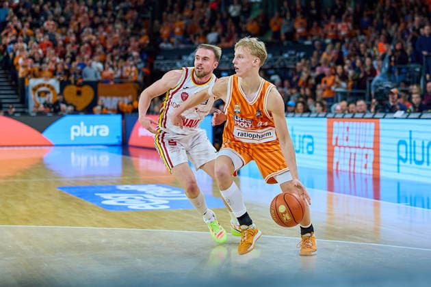 duel, duel between Lukas Herzog Fitness First Wuerzburg Baskets, 01 and Tobias Jensen ratiopharm ulm, 07 GER, ratiopharm ulm vs Fitness First Wuerzburg Baskets, Basketball, Matchday 13, EasyCredit Bundesliga, Season 2025 2026, 29 12 2025 GER, ratiopharm ulm vs Fitness First Wuerzburg Baskets, Basketball, Matchday 13, EasyCredit Bundesliga, Season 2025 2026, 29 12 2025 Neu Ulm Copyright: xEibner-Pressefoto GeraldxOelze-dexStoppanyx EP_ODS