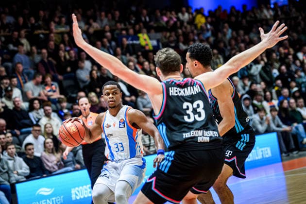 easycredit BBL Basketball Bundesliga 2025 2026 13 Matchday 29 12 2025 Science City Jena vs Telekom Baskets Bonn v li Eric Washington Jena on the ball against Joel Aminu and Patrick Heckmann, both Bonn Sparkassen Arena