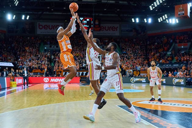 Jump shot by Justin Simon ratiopharm ulm, 15 against Jonathan Stove Fitness First Wuerzburg Baskets, 22 and Eddy Edigin Fitness First Wuerzburg Baskets, 27 GER, ratiopharm ulm vs Fitness First Wuerzburg Baskets, Basketball, Matchday 13, EasyCredit Bundesliga, Season 2025 2026, 29 12 2025 GER, ratiopharm ulm vs Fitness First Wuerzburg Baskets, Basketball, Matchday 13, EasyCredit Bundesliga, Season 2025 2026, 29 12 2025 New Ulm Copyright: xEibner-Pressefoto GeraldxOelze-dexStoppanyx EP_ODS