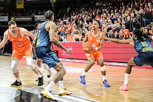 GER, EasyCredit BBL RASTA Vechta vs EWE Baskets Oldenburg 29 12 2025, RASTA Dome, Vechta, GER, EasyCredit BBL RASTA Vechta vs EWE Baskets Oldenburg pictured Alonzo Verge Jr Rasta 11 , Michale Kyser EWE 12 James Woodard EWE 10 Philipp Herkenhoff Rasta 14 nordphotoxGmbHxx xKokenge nph00001