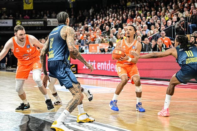 GER, EasyCredit BBL RASTA Vechta vs EWE Baskets Oldenburg 29 12 2025, RASTA Dome, Vechta, GER, EasyCredit BBL RASTA Vechta vs EWE Baskets Oldenburg pictured Alonzo Verge Jr Rasta 11 , Michale Kyser EWE 12 James Woodard EWE 10 Philipp Herkenhoff Rasta 14 nordphotoxGmbHxx xKokenge nph00001