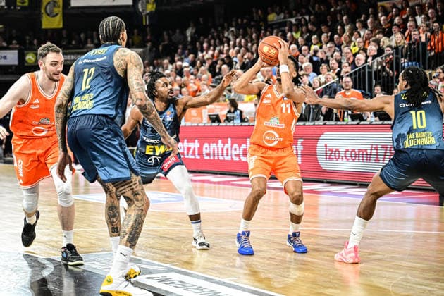 GER, EasyCredit BBL RASTA Vechta vs EWE Baskets Oldenburg 29 12 2025, RASTA Dome, Vechta, GER, EasyCredit BBL RASTA Vechta vs EWE Baskets Oldenburg pictured Alonzo Verge Jr Rasta 11 , Michale Kyser EWE 12 James Woodard EWE 10 Philipp Herkenhoff Rasta 14 nordphotoxGmbHxx xKokenge nph00001