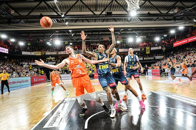 GER, EasyCredit BBL RASTA Vechta vs EWE Baskets Oldenburg 29 12 2025, RASTA Dome, Vechta, GER, EasyCredit BBL RASTA Vechta vs EWE Baskets Oldenburg in the picture Philipp Herkenhoff Rasta 14 , Michale Kyser EWE 12 nordphotoxGmbHxx xKokenge nph00001