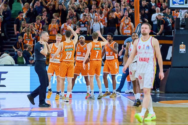 Relaxed faces at ratiopharm ulm after the end of the match GER, ratiopharm ulm vs Fitness First Wuerzburg Baskets, Basketball, Matchday 13, EasyCredit Bundesliga, Season 2025 2026, 29 12 2025 GER, ratiopharm ulm vs Fitness First Wuerzburg Baskets, Basketball, Matchday 13, EasyCredit Bundesliga, Season 2025 2026, 29 12 2025 New Ulm Copyright: xEibner-Pressefoto GeraldxOelze-dexStoppanyx EP_ODS