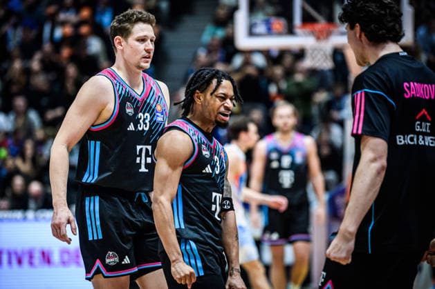 easycredit BBL Basketball Bundesliga 2025 2026 13 Matchday 29 12 2025 Science City Jena vs Telekom Baskets Bonn Emotional from left Patrick Heckmann and Zach Cooks, both Bonn Sparkassen Arena