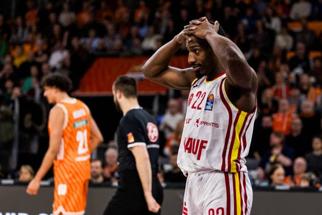 easyCredit Basketball Bundesliga Ratopharm Ulm Fitness First Würzburg Baskets 29 12 2025 Jonathan Stove Fitness First Würzburg Baskets, 22 beats his hands over his head easyCredit Basketball Bundesliga Ratopharm Ulm Fitness First Würzburg Baskets, Ulm, ratiopharm arena on 29 12 2025 Copyright: xBEAUTIFULxSPORTS Wunderlx