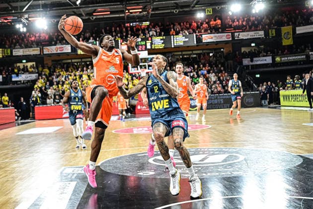 GER, EasyCredit BBL RASTA Vechta vs EWE Baskets Oldenburg 29 12 2025, RASTA Dome, Vechta, GER, EasyCredit BBL RASTA Vechta vs EWE Baskets Oldenburg pictured TJ Bamba Rasta 5 Michale Kyser EWE 12 nordphotoxGmbHxx xKokenge nph00001