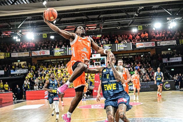 GER, EasyCredit BBL RASTA Vechta vs EWE Baskets Oldenburg 29 12 2025, RASTA Dome, Vechta, GER, EasyCredit BBL RASTA Vechta vs EWE Baskets Oldenburg pictured TJ Bamba Rasta 5 Michale Kyser EWE 12 nordphotoxGmbHxx xKokenge nph00001