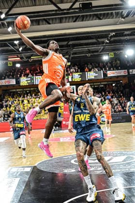 GER, EasyCredit BBL RASTA Vechta vs EWE Baskets Oldenburg 29 12 2025, RASTA Dome, Vechta, GER, EasyCredit BBL RASTA Vechta vs EWE Baskets Oldenburg pictured TJ Bamba Rasta 5 Michale Kyser EWE 12 nordphotoxGmbHxx xKokenge nph00001