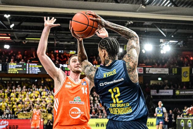 GER, EasyCredit BBL RASTA Vechta vs EWE Baskets Oldenburg 29 12 2025, RASTA Dome, Vechta, GER, EasyCredit BBL RASTA Vechta vs EWE Baskets Oldenburg pictured Michale Kyser EWE 12 Philipp Herkenhoff Rasta 14 nordphotoxGmbHxx xKokenge nph00001