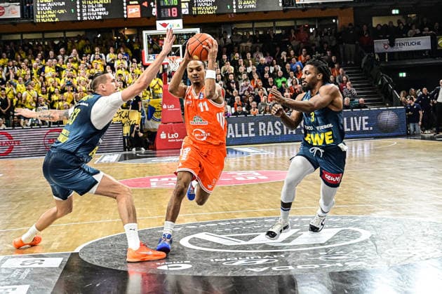 GER, EasyCredit BBL RASTA Vechta vs EWE Baskets Oldenburg 29 12 2025, RASTA Dome, Vechta, GER, EasyCredit BBL RASTA Vechta vs EWE Baskets Oldenburg pictured Alonzo Verge Jr Rasta 11 Tomislav Zubcic EWE 33 left Christopher Clemons EWE 3 right nordphotoxGmbHxx xKokenge nph00001