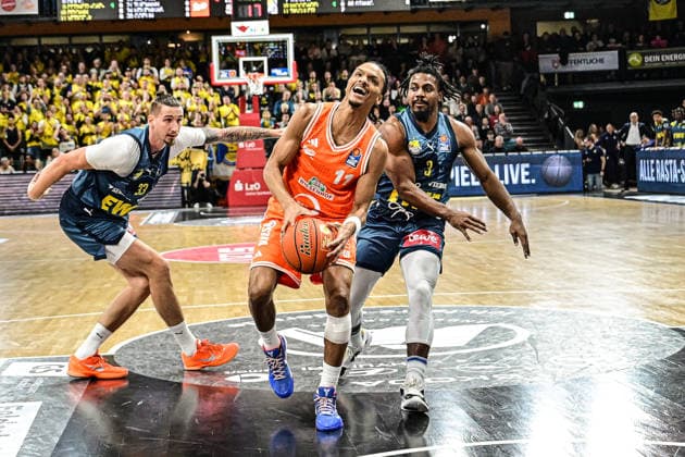 GER, EasyCredit BBL RASTA Vechta vs EWE Baskets Oldenburg 29 12 2025, RASTA Dome, Vechta, GER, EasyCredit BBL RASTA Vechta vs EWE Baskets Oldenburg pictured Alonzo Verge Jr Rasta 11 Tomislav Zubcic EWE 33 left Christopher Clemons EWE 3 right nordphotoxGmbHxx xKokenge nph00001