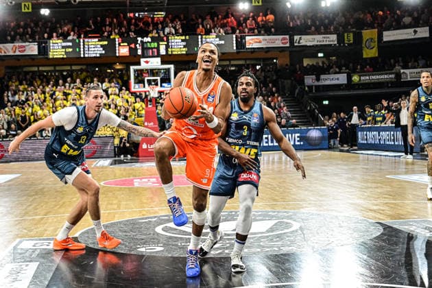 GER, EasyCredit BBL RASTA Vechta vs EWE Baskets Oldenburg 29 12 2025, RASTA Dome, Vechta, GER, EasyCredit BBL RASTA Vechta vs EWE Baskets Oldenburg pictured Alonzo Verge Jr Rasta 11 Tomislav Zubcic EWE 33 left Christopher Clemons EWE 3 right nordphotoxGmbHxx xKokenge nph00001