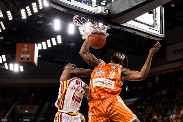 easyCredit Basketball Bundesliga Ratopharm Ulm Fitness First Würzburg Baskets 29 12 2025 Eddy Edigin Jr Fitness First Würzburg Baskets, 27 , Malik Osborne Ratiopharm Ulm, 10 taps the ball into the ring easyCredit Basketball Bundesliga Ratopharm Ulm Fitness First Würzburg Baskets, Ulm, ratiopharm arena on 29 12 2025 Copyright: xBEAUTIFULxSPORTS Wunderlx