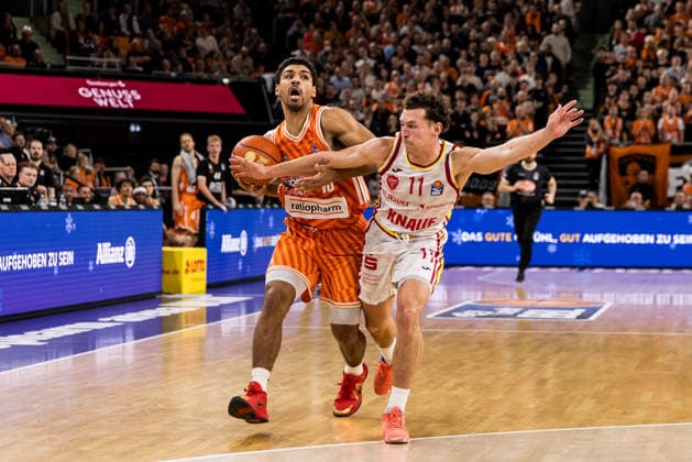 easyCredit Basketball Bundesliga Ratopharm Ulm Fitness First Würzburg Baskets 29 12 2025 Mark Smith Ratiopharm Ulm, 13 on the ball, Brae Ivey Fitness First Würzburg Baskets, 11 easyCredit Basketball Bundesliga Ratopharm Ulm Fitness First Würzburg Baskets, Ulm, ratiopharm arena on 29 12 2025 Copyright: xBEAUTIFULxSPORTS Wunderlx