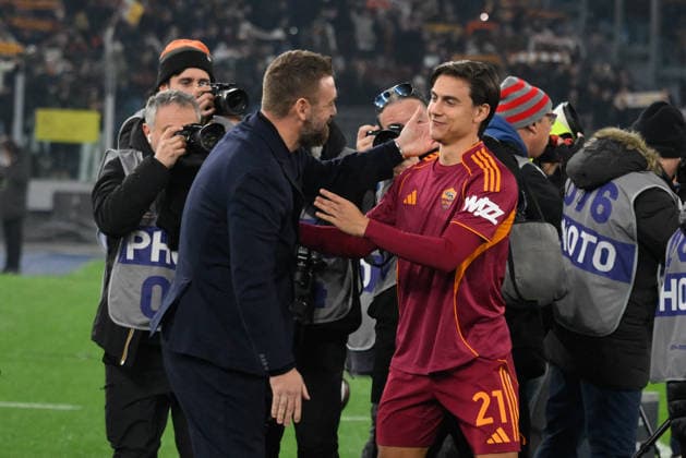 CALCIO - Serie A - AS Roma vs Genoa CFC Genoaâ??s head coach Daniele De Rossi and Romaâ??s Paulo Dybala during the Italian Football Championship League A Enilive 2025 2026 match between AS Roma vs Genoa CFC at the Olimpic Stadium in Rome on 29 December 2025. Rome Italy  Copyright: xIPAxSport ABACAx