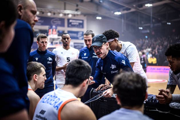 easycredit BBL Basketball Bundesliga 2025 2026 13 Matchday 29 12 2025 Science City Jena vs Telekom Baskets Bonn Center Coach Björn Harmsen Jena speaks to the Sparkassen Arena team