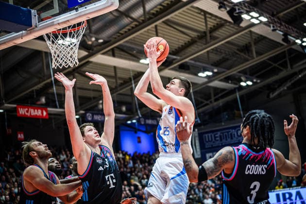 easycredit BBL Basketball Bundesliga 2025 2026 13 Matchday 29 12 2025 Science City Jena vs Telekom Baskets Bonn v re Lorenz Bank Jena on a lay-up against Patrick Heckmann Bonn Sparkassen Arena