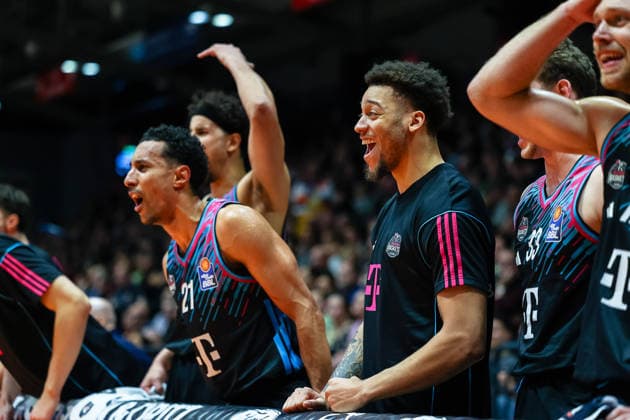 Alijah Comithier Telekom Baskets Bonn, 02 and team on the bench cheering, goal celebration, cheers over point, Science City Jena vs Telekom Baskets Bonn, Basketball, easycredit Basketball Bundesliga, Matchday 13, Season 2025 2026, 29 12 2025, Science City Jena vs Telekom Baskets Bonn, Basketball, easycredit Basketball Bundesliga, Matchday 13, Season 2025 2026, 29 12 2025 Jena Copyright: xEibner-Pressefoto LauraxRoemerx EP_LRR