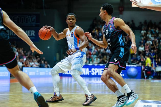 Eric Washington Science City Jena, 33 on the ball against Joel Aminu Telekom Baskets Bonn, 21 , Science City Jena vs Telekom Baskets Bonn, Basketball, easycredit Basketball Bundesliga, Matchday 13, Season 2025 2026, 29 12 2025, Science City Jena vs Telekom Baskets Bonn, Basketball, easycredit Basketball Bundesliga, Matchday 13, Season 2025 2026, 29 12 2025 Jena Copyright: xEibner-Pressefoto LauraxRoemerx EP_LRR