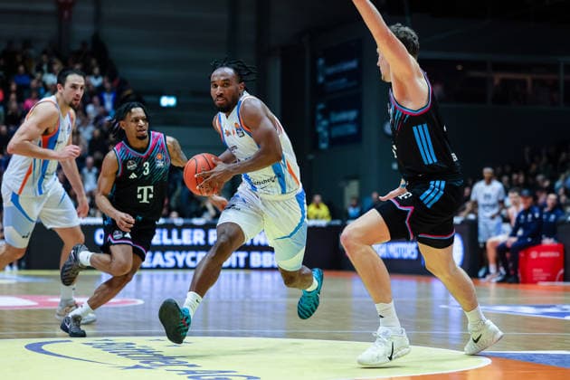 Keith Braxton Jr Science City Jena, 13 on the ball , Science City Jena vs Telekom Baskets Bonn, Basketball, easycredit Basketball Bundesliga, Matchday 13, Season 2025 2026, 29 12 2025, Science City Jena vs Telekom Baskets Bonn, Basketball, easycredit Basketball Bundesliga, Matchday 13, Season 2025 2026, 29 12 2025 Jena Copyright: xEibner-Pressefoto LauraxRoemerx EP_LRR
