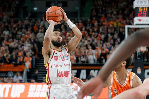 In the picture from left Davion Mintz Wuerzburg Baskets, 10 with the throw against Mark Smith ratiopharm Ulm, 13 29 12 2025, ratiopharm Ulm Fitness First Wuerzburg Baskets, easyCredit BBL, Matchday 13, Germany, Ulm, ratiopharm Arena, Copyright: HMBxMedia xJulienxBecker