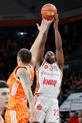 In the picture from left Christopher Ledlum ratiopharm Ulm, 4 against the throw of Johnathan Stove Wuerzburg Baskets, 22 29 12 2025, ratiopharm Ulm Fitness First Wuerzburg Baskets, easyCredit BBL, Matchday 13, Germany, Ulm, ratiopharm Arena, Copyright: HMBxMedia xJulienxBecker