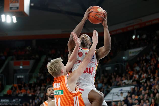 In the picture from left Teo Milicic ratiopharm Ulm, 44 against the basket shot of Johnathan Stove Wuerzburg Baskets, 22 29 12 2025, ratiopharm Ulm Fitness First Wuerzburg Baskets, easyCredit BBL, Matchday 13, Germany, Ulm, ratiopharm Arena, Copyright: HMBxMedia xJulienxBecker
