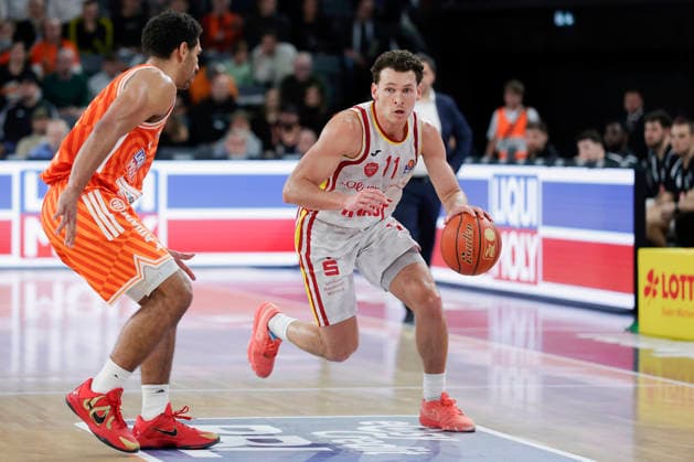 In the picture from left Mark Smith ratiopharm Ulm, 13 against Brae Ivey Wuerzburg Baskets, 11 on the ball 29 12 2025, ratiopharm Ulm Fitness First Wuerzburg Baskets, easyCredit BBL, Matchday 13, Germany, Ulm, ratiopharm Arena, Copyright: HMBxMedia xJulienxBecker